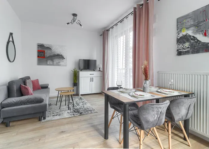 M&R Apartament Airport&Business Wynalazek - Fast Wi-Fi - Underground Garage - Self Check-In - Netflix - 6 Min From Chopin Airport