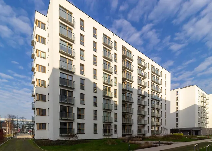 M&R Apartament Airport&Business Wynalazek - Fast Wi-Fi - Underground Garage - Self Check-In - Netflix - 6 Min From Chopin Airport