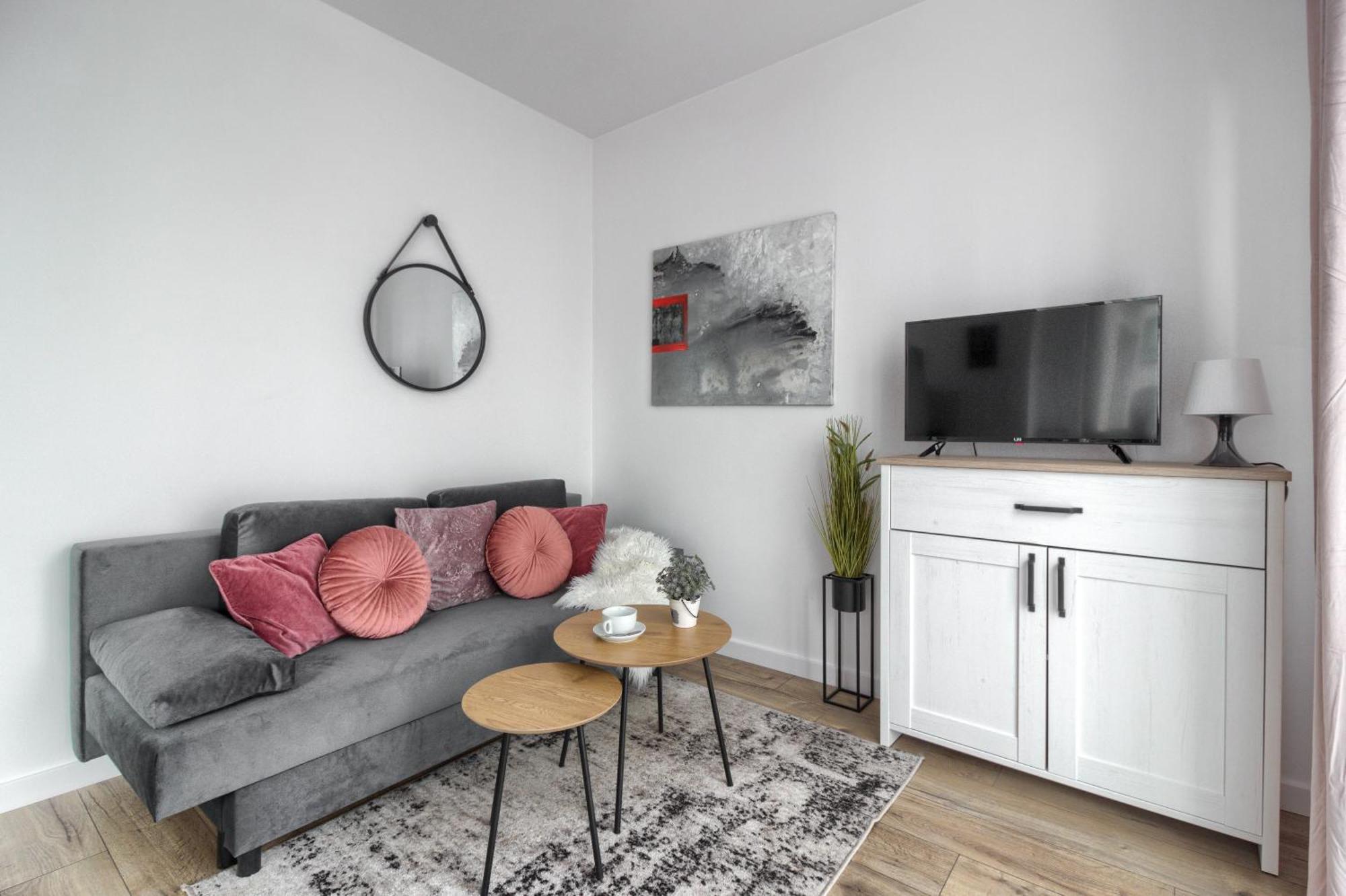 M&r Airport&business Wynalazek - Fast Wi-fi - Underground Garage - Self Check-in - Netflix - 6 Min From Chopin Airport Varsovia