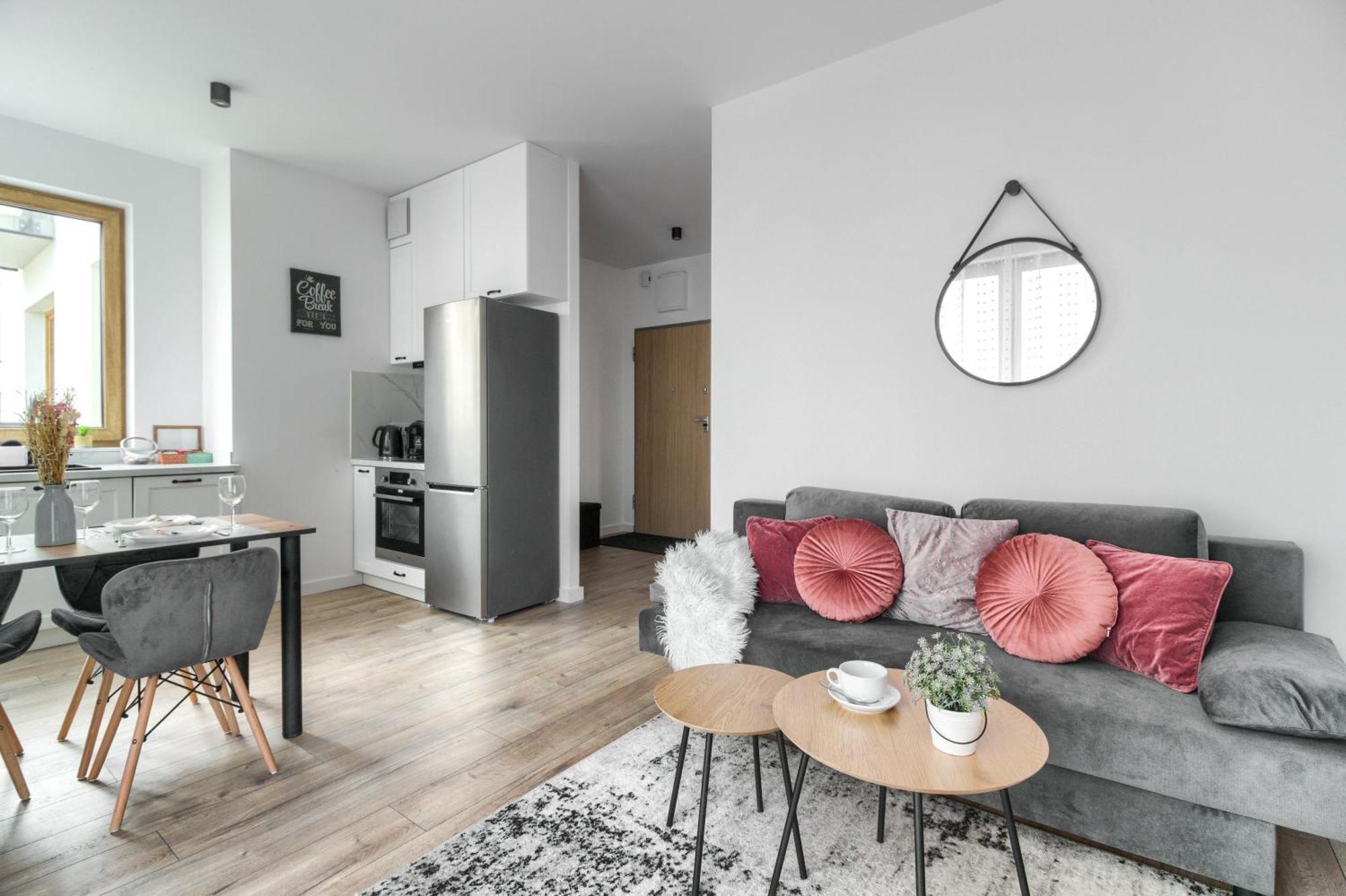 M&r Airport&business Wynalazek - Fast Wi-fi - Underground Garage - Self Check-in - Netflix - 6 Min From Chopin Airport Apartamento
