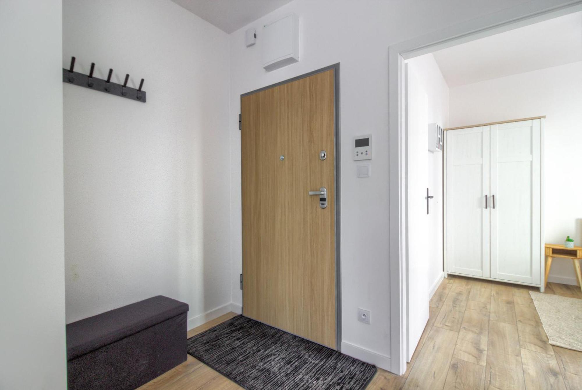 M&r Airport&business Wynalazek - Fast Wi-fi - Underground Garage - Self Check-in - Netflix - 6 Min From Chopin Airport Apartamento *