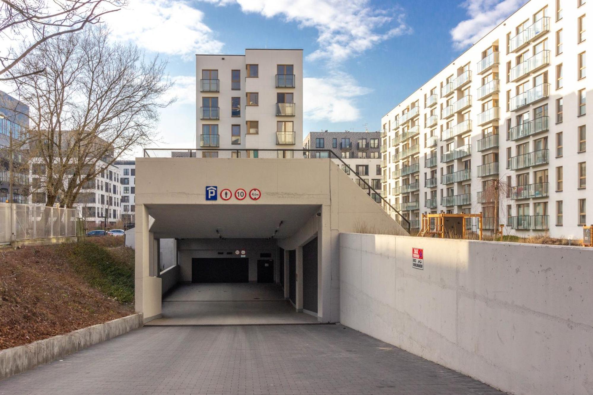 M&r Airport&business Wynalazek - Fast Wi-fi - Underground Garage - Self Check-in - Netflix - 6 Min From Chopin Airport Apartamento Varsovia